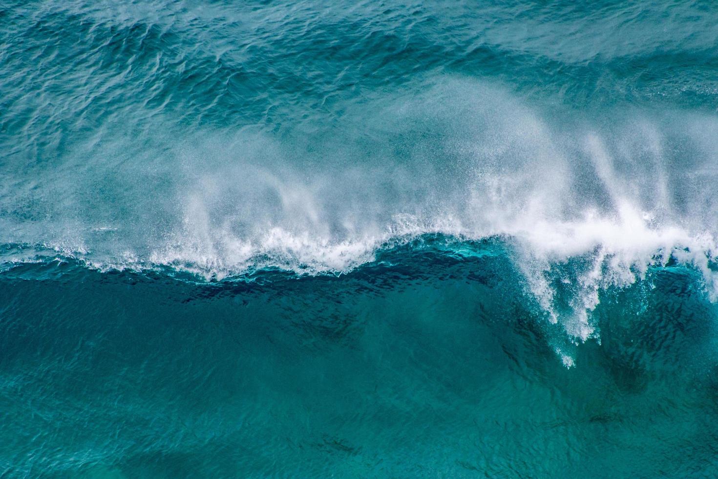 Luftaufnahme der blauen Ozeanwellen foto