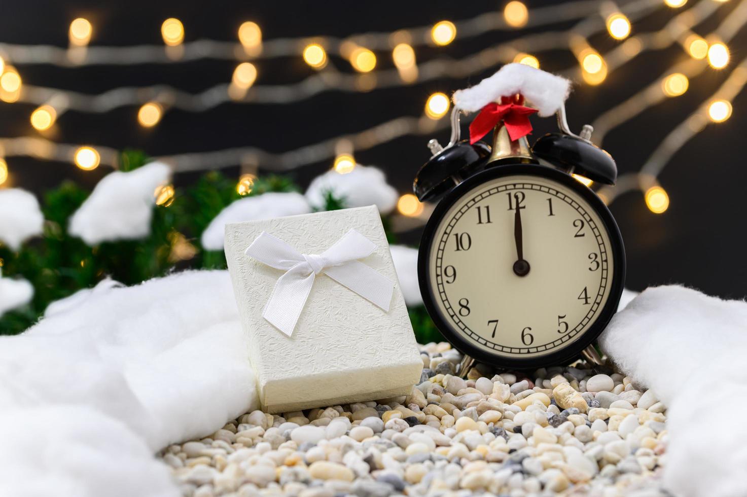 Weihnachtshintergrund mit Geschenkbox und Uhr foto