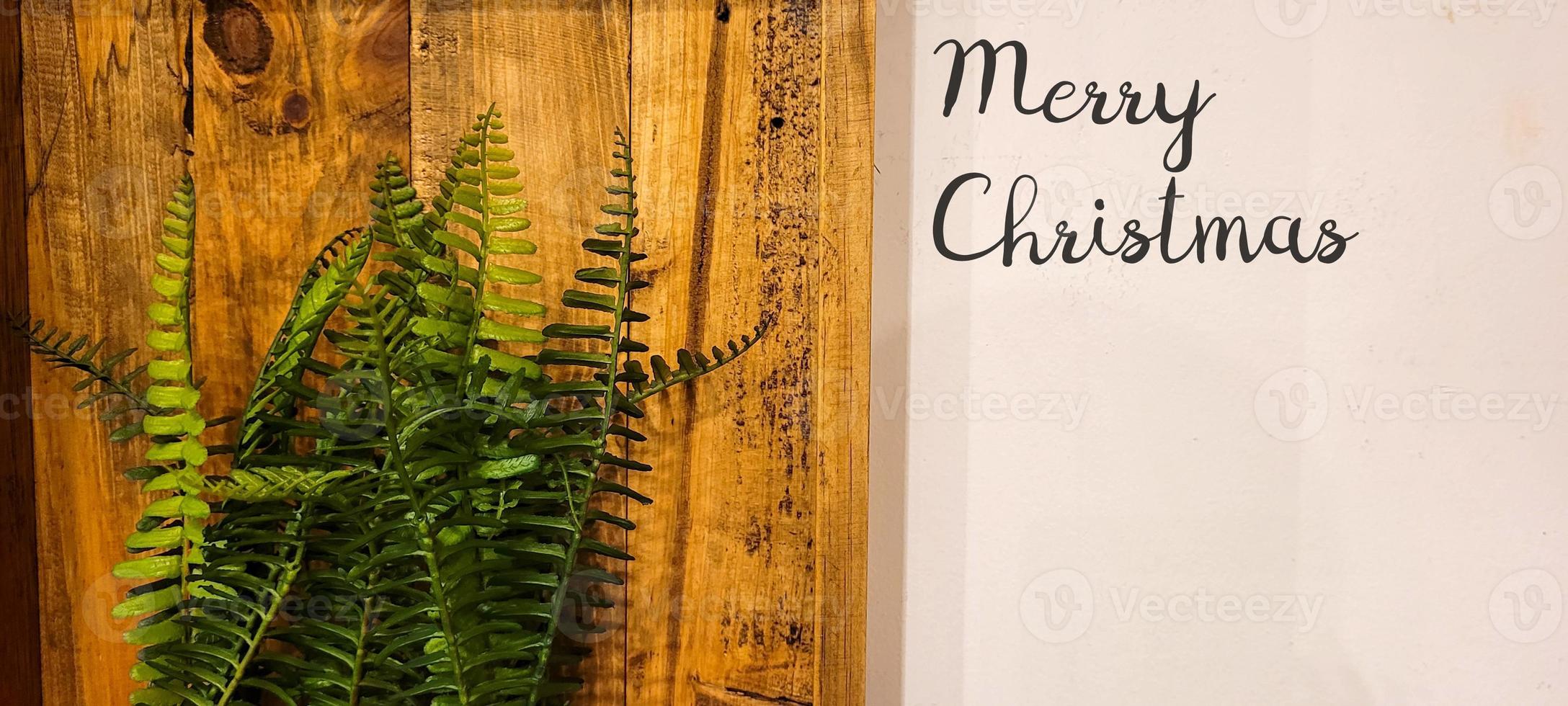 frohe weihnachten und neues jahr im minimalistischen dekor mit pflanze foto