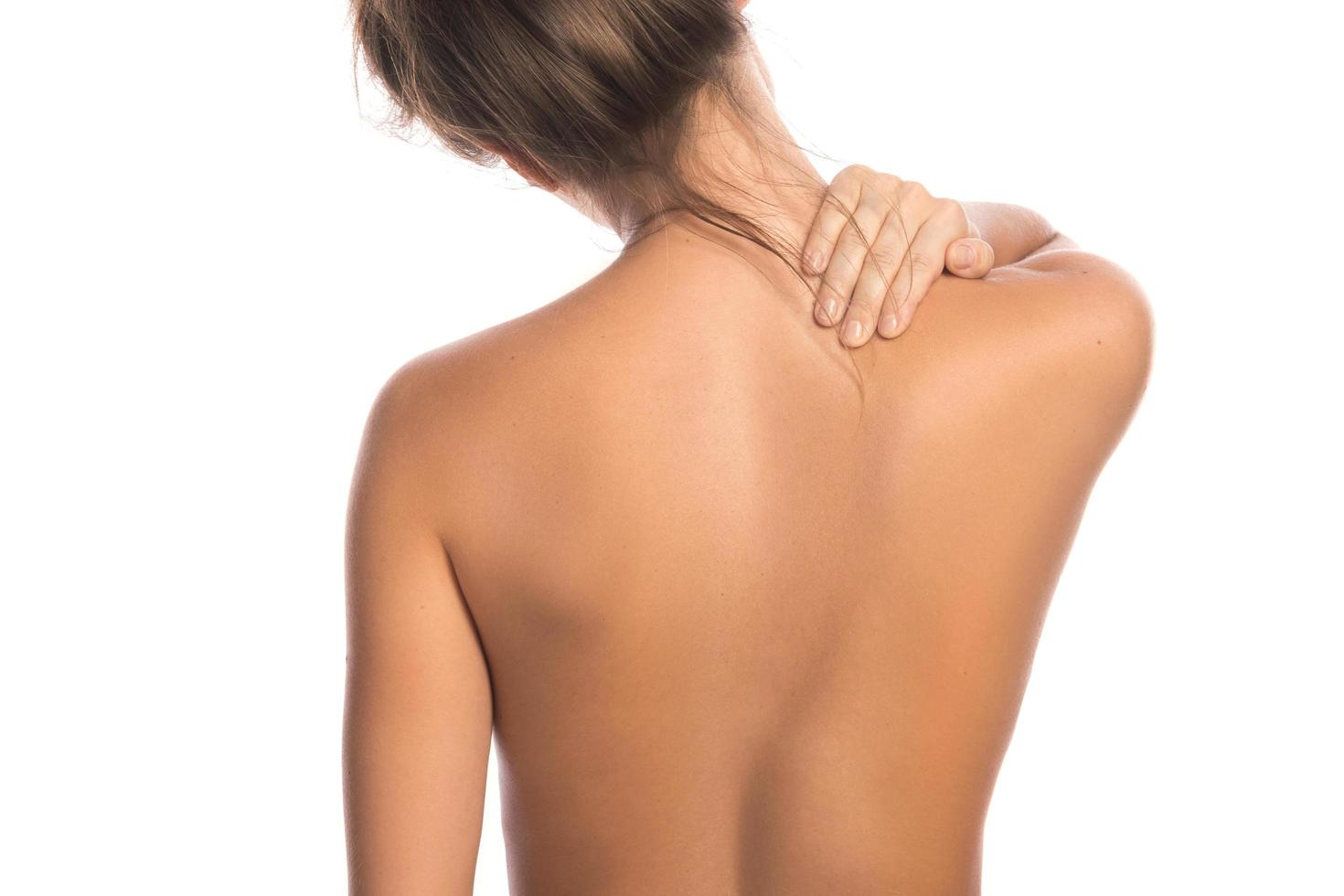 Frau mit Schmerzen im Rücken und Nacken foto
