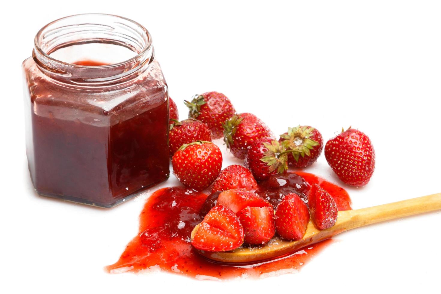 Glas Marmelade und Erdbeeren auf weißem Hintergrund foto