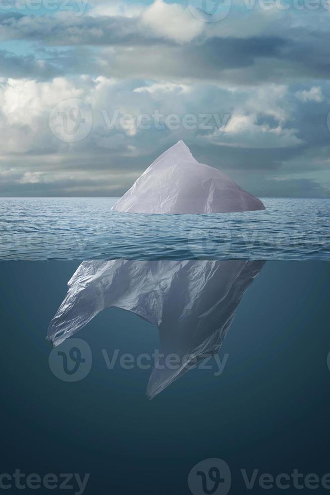 Plastiktüte, die wie ein Eisberg im Meer schwimmt foto