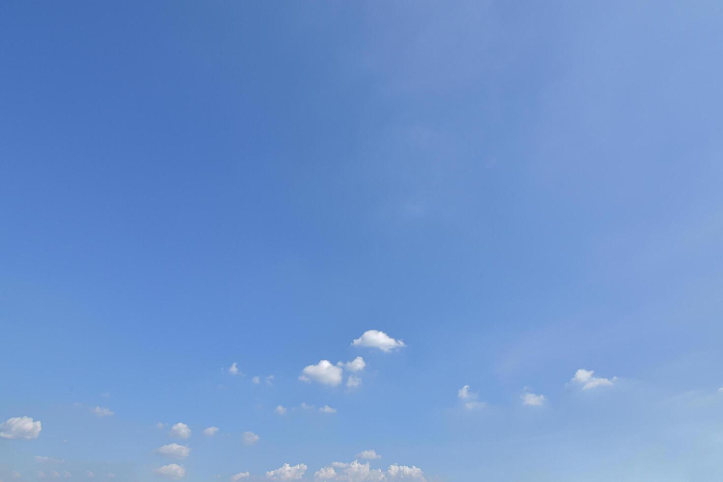 blauer Himmel und Wolken foto