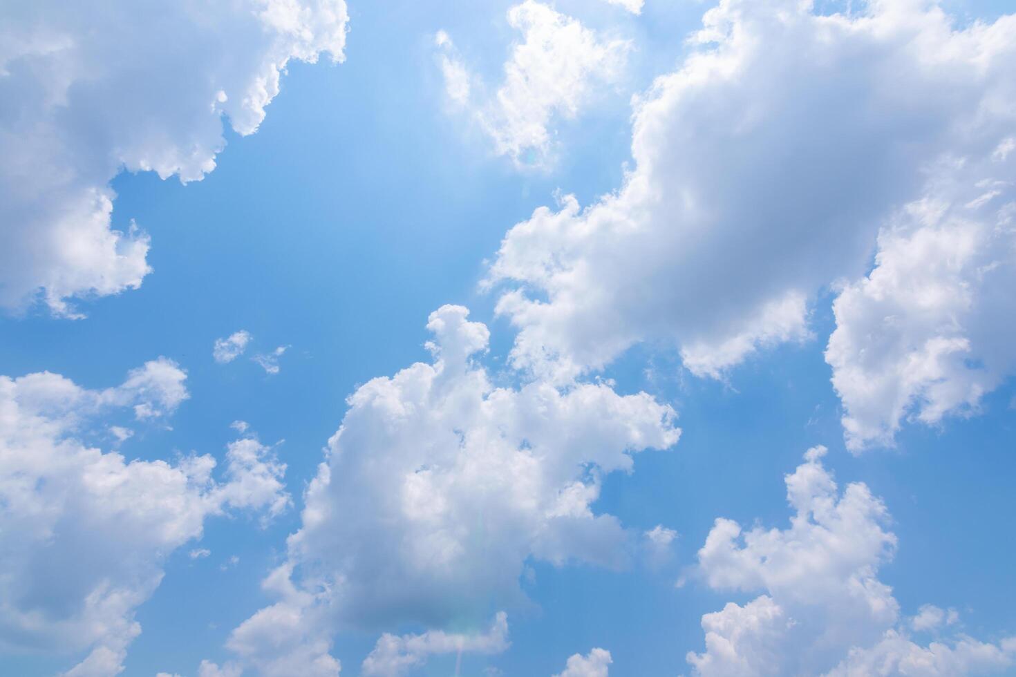 blauer Himmel und Wolken foto