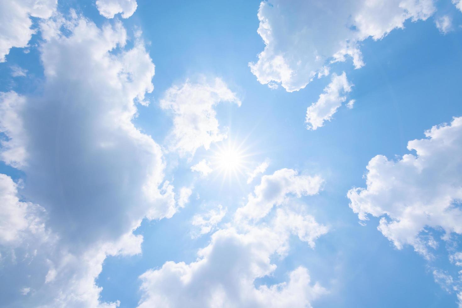 blauer Himmel und Wolken foto