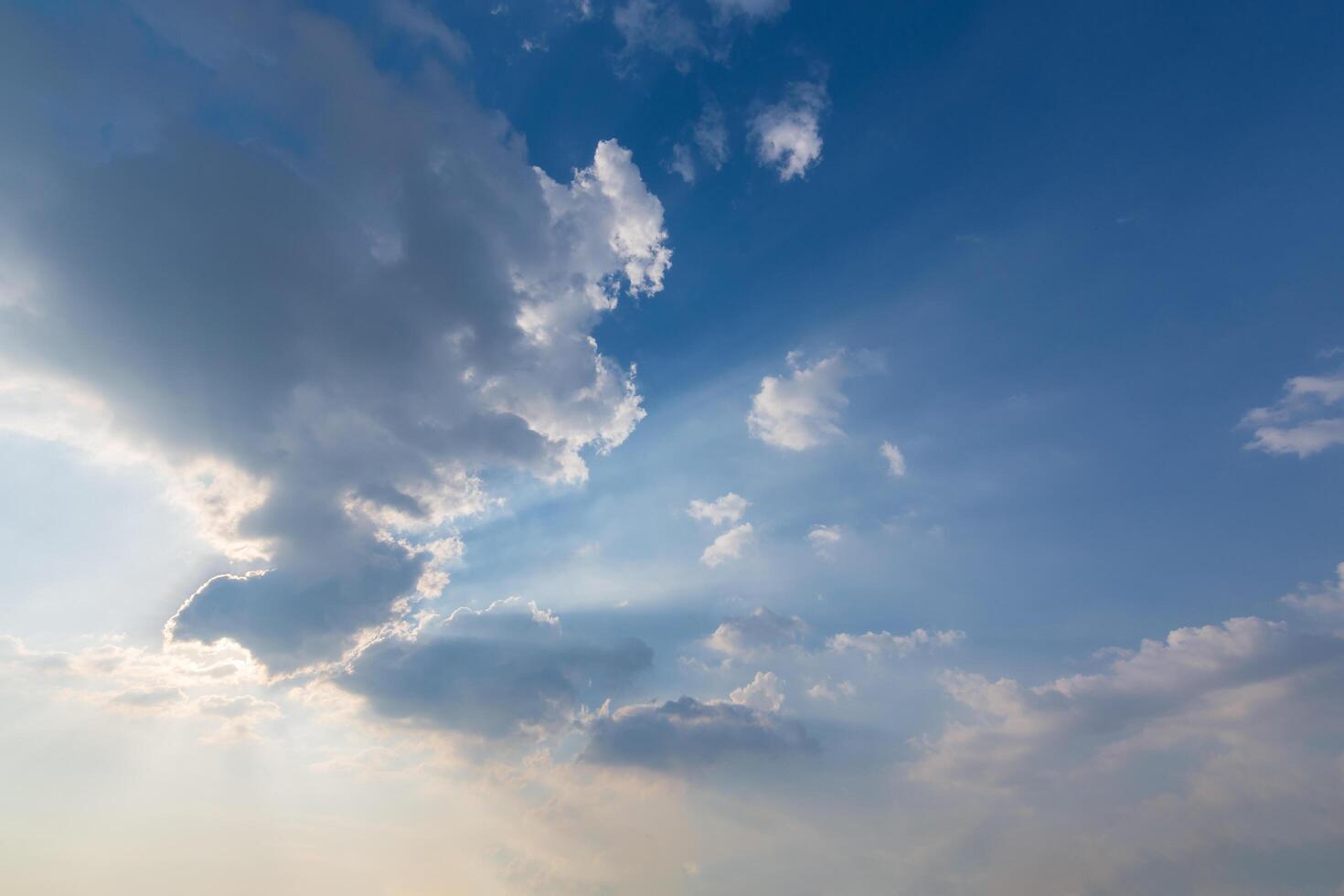 blaue Wolken und Himmel foto