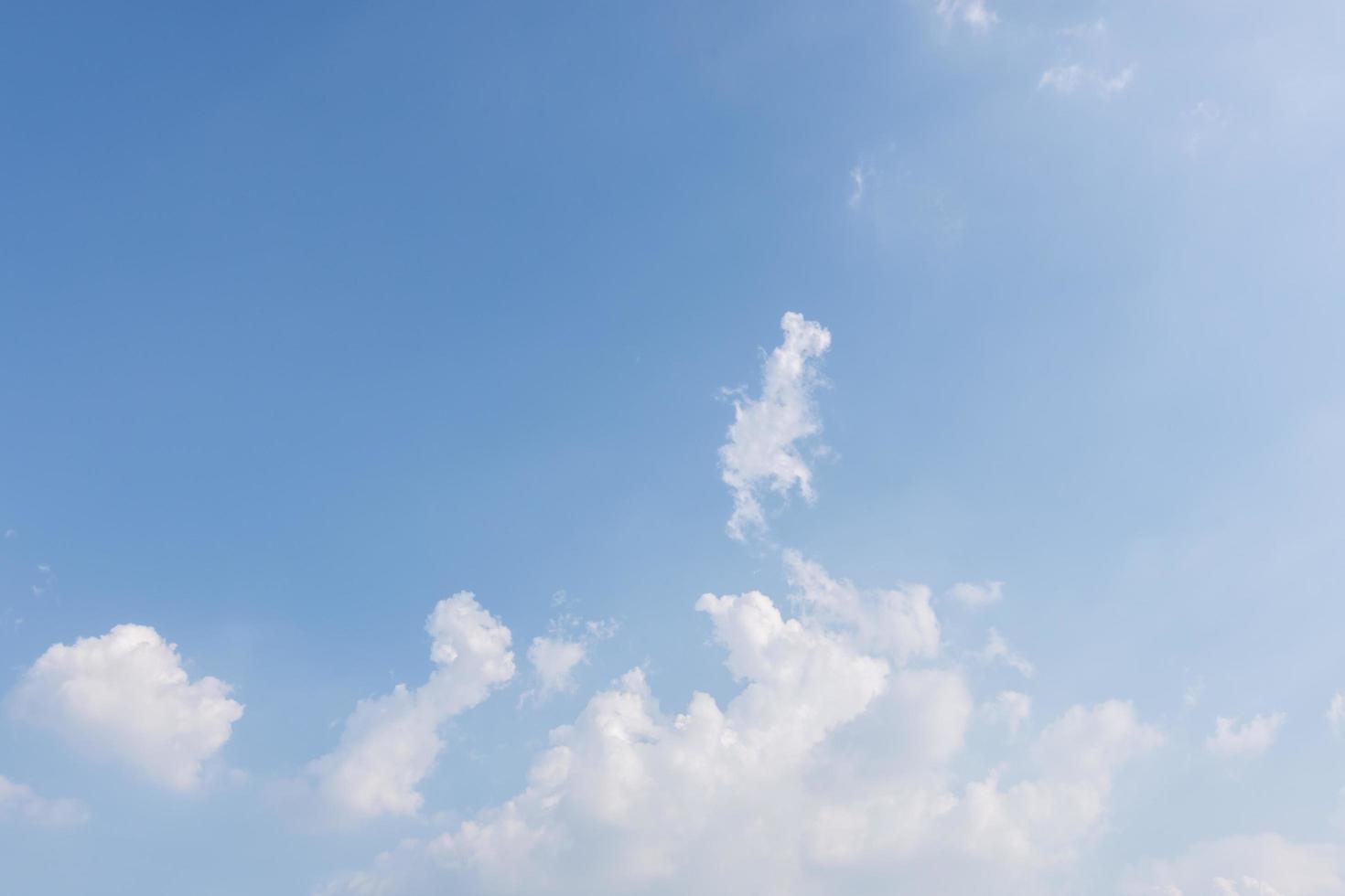 blauer Himmel und Wolken foto