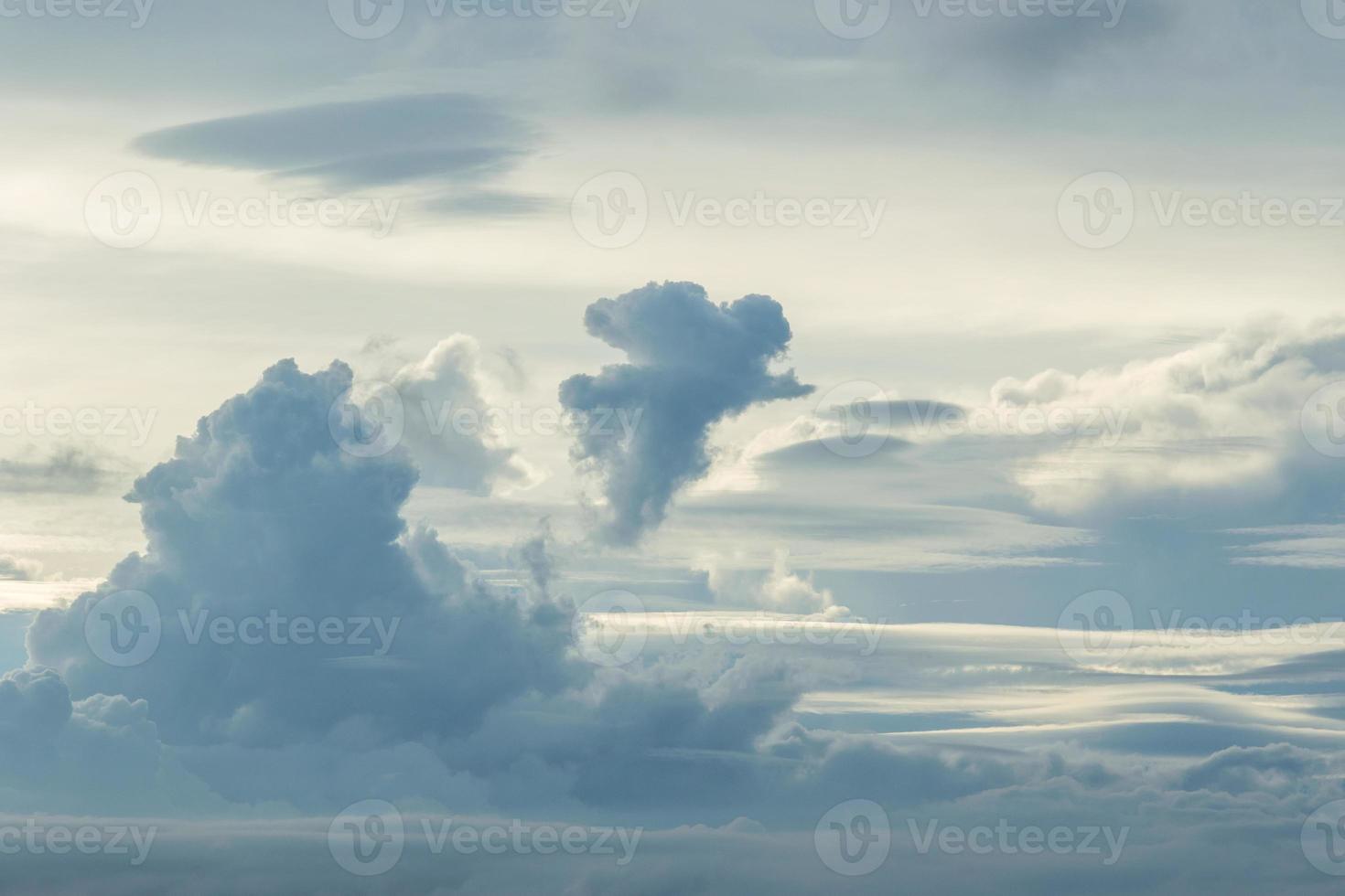 schöner blauer himmel mit regnerischen wolken foto