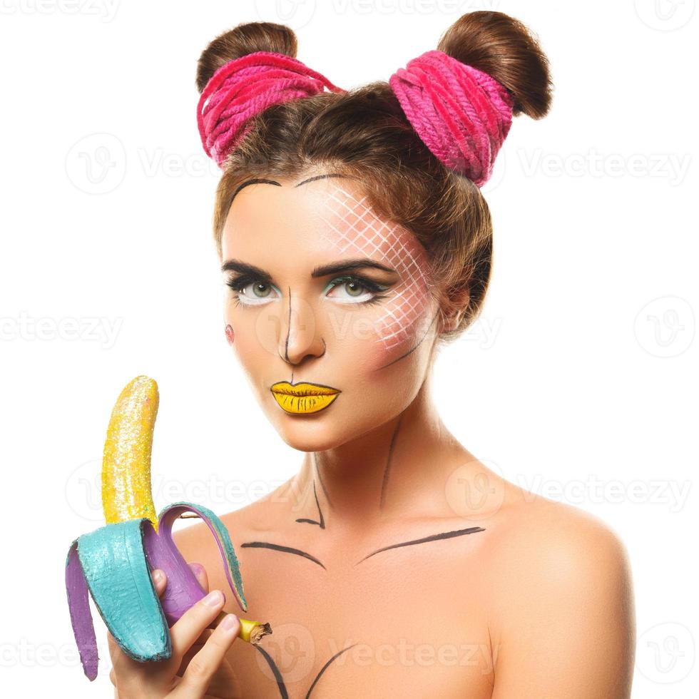 schönes Modell mit kreativem Pop-Art-Make-up, das Banane hält foto