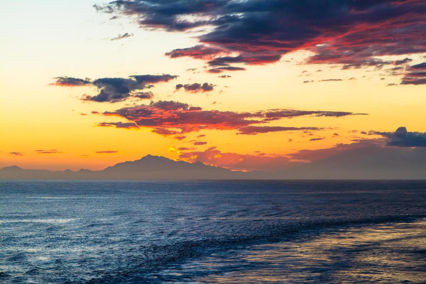 bunter Sonnenuntergang über einem Strand foto