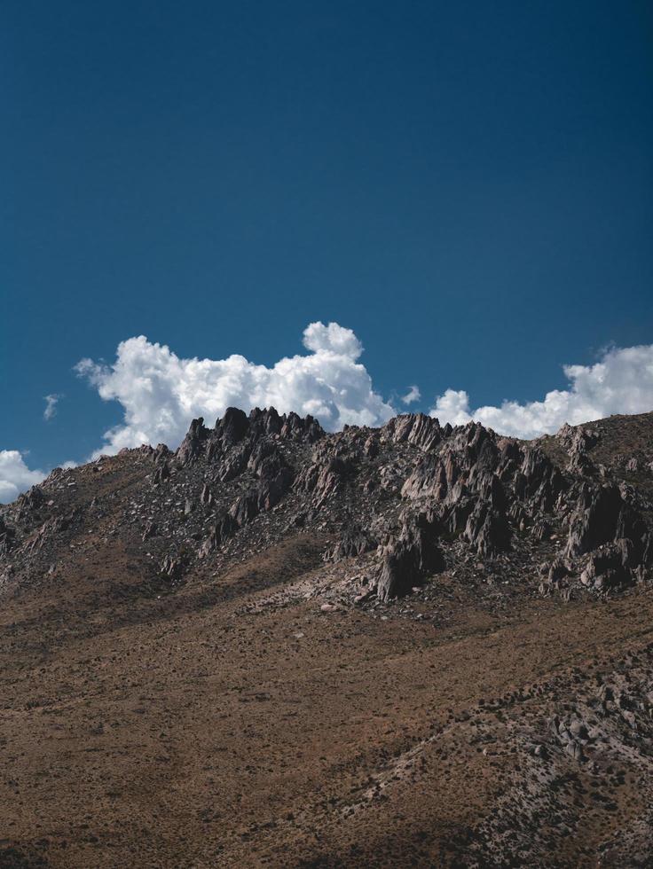 brauner und grauer Berg unter blauem Himmel während des Tages foto