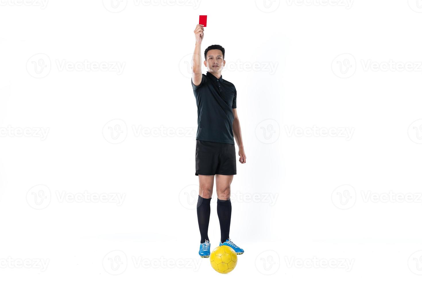 Ganzkörperporträt eines Fußballschiedsrichters, der eine rote Karte isoliert gibt. foto