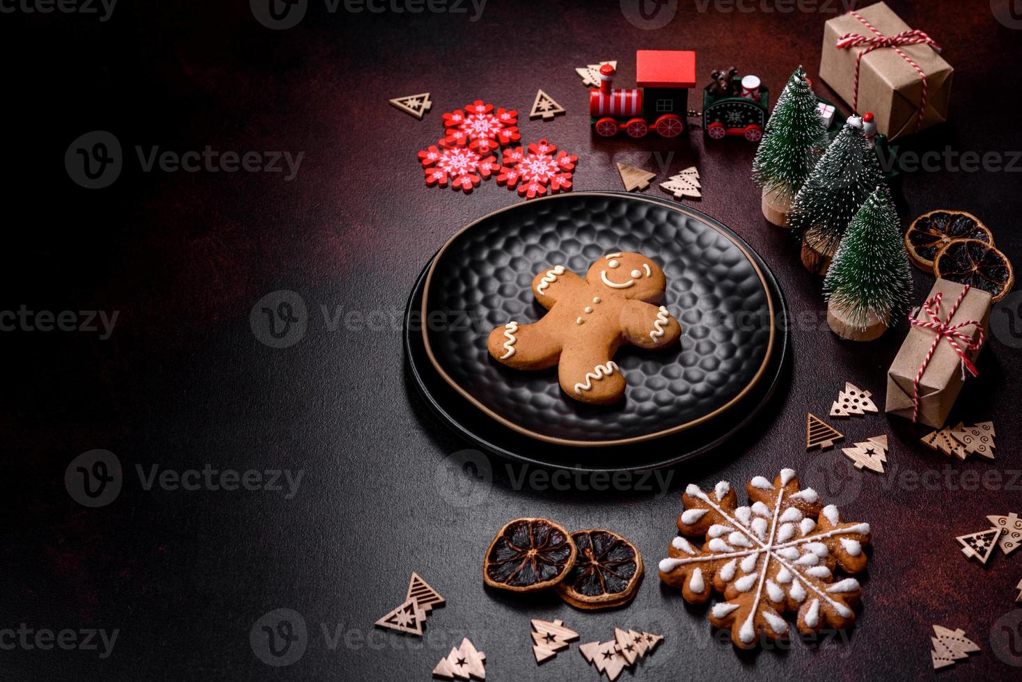 festlicher weihnachtstisch zu hause, dekoriert mit spielzeug und lebkuchen foto