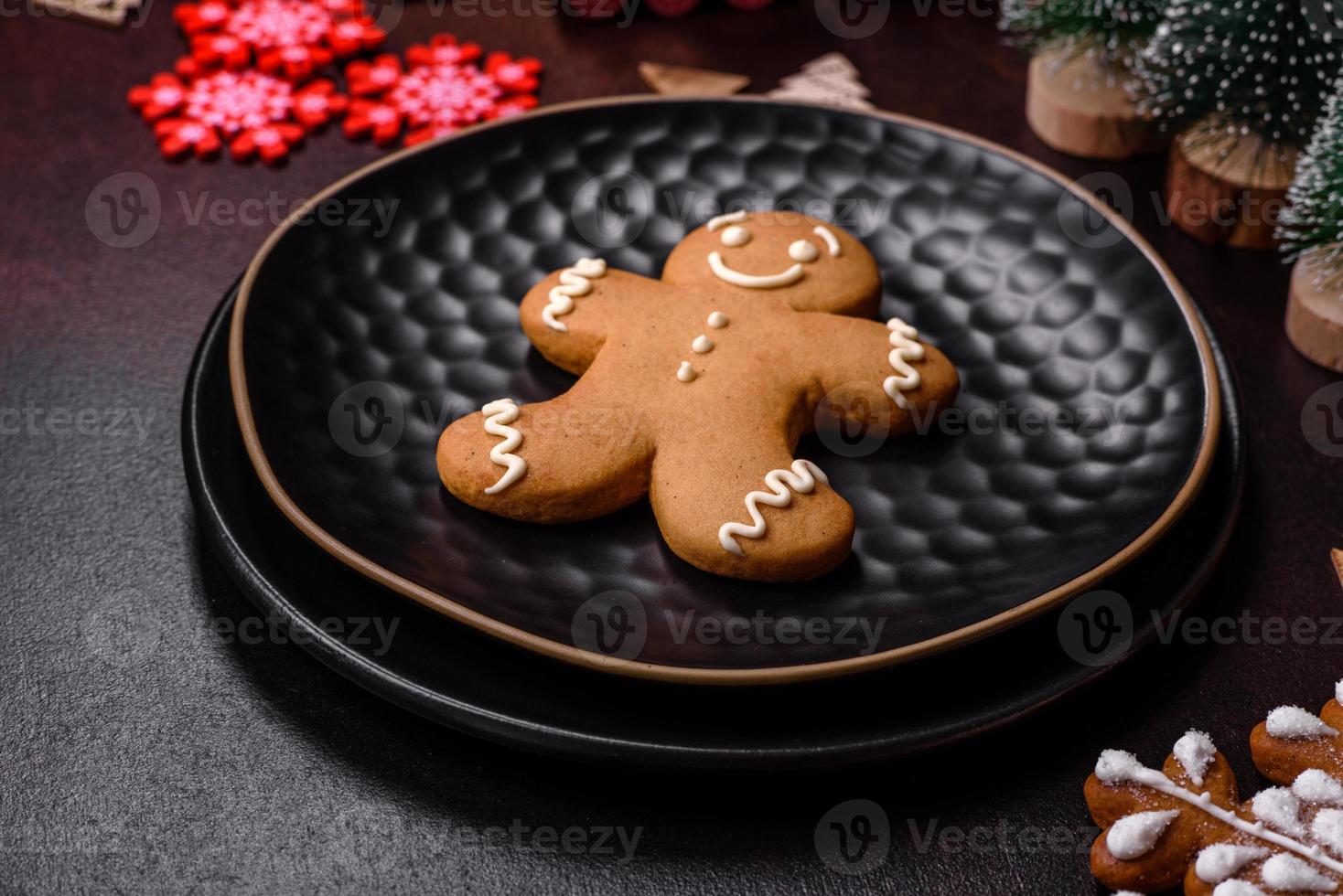festlicher weihnachtstisch zu hause, dekoriert mit spielzeug und lebkuchen foto