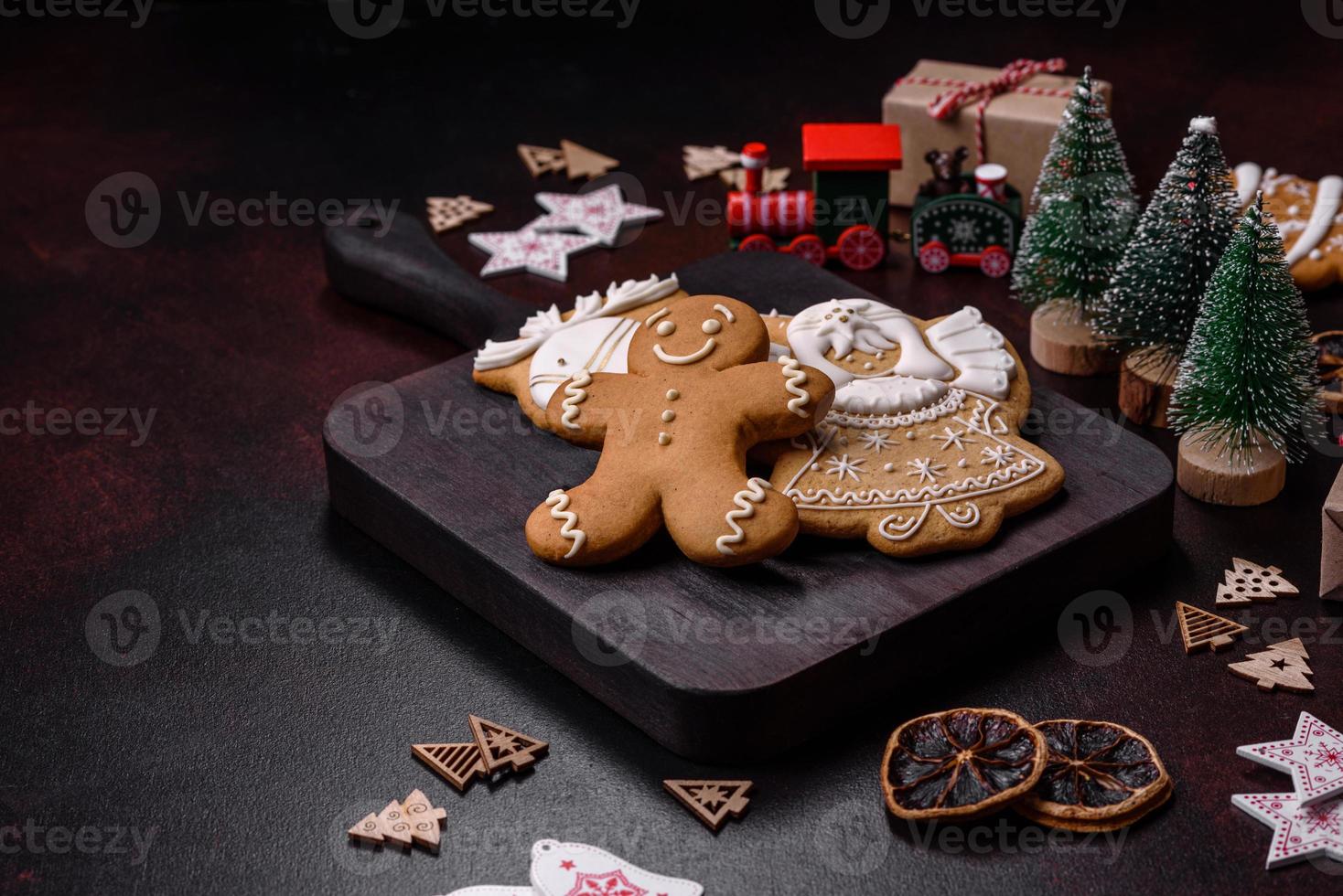 festlicher weihnachtstisch zu hause, dekoriert mit spielzeug und lebkuchen foto