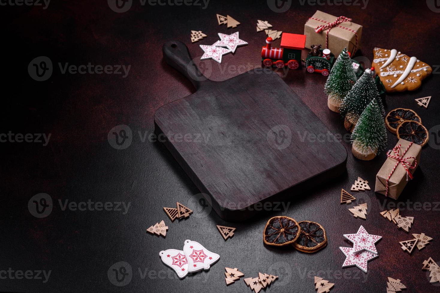 festlicher weihnachtstisch zu hause, dekoriert mit spielzeug und lebkuchen foto