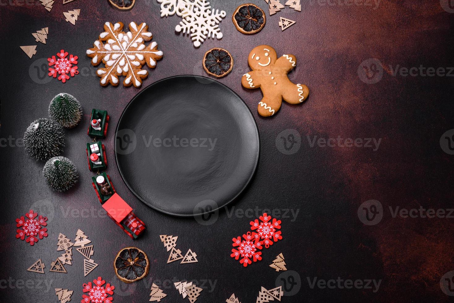 festlicher weihnachtstisch zu hause, dekoriert mit spielzeug und lebkuchen foto