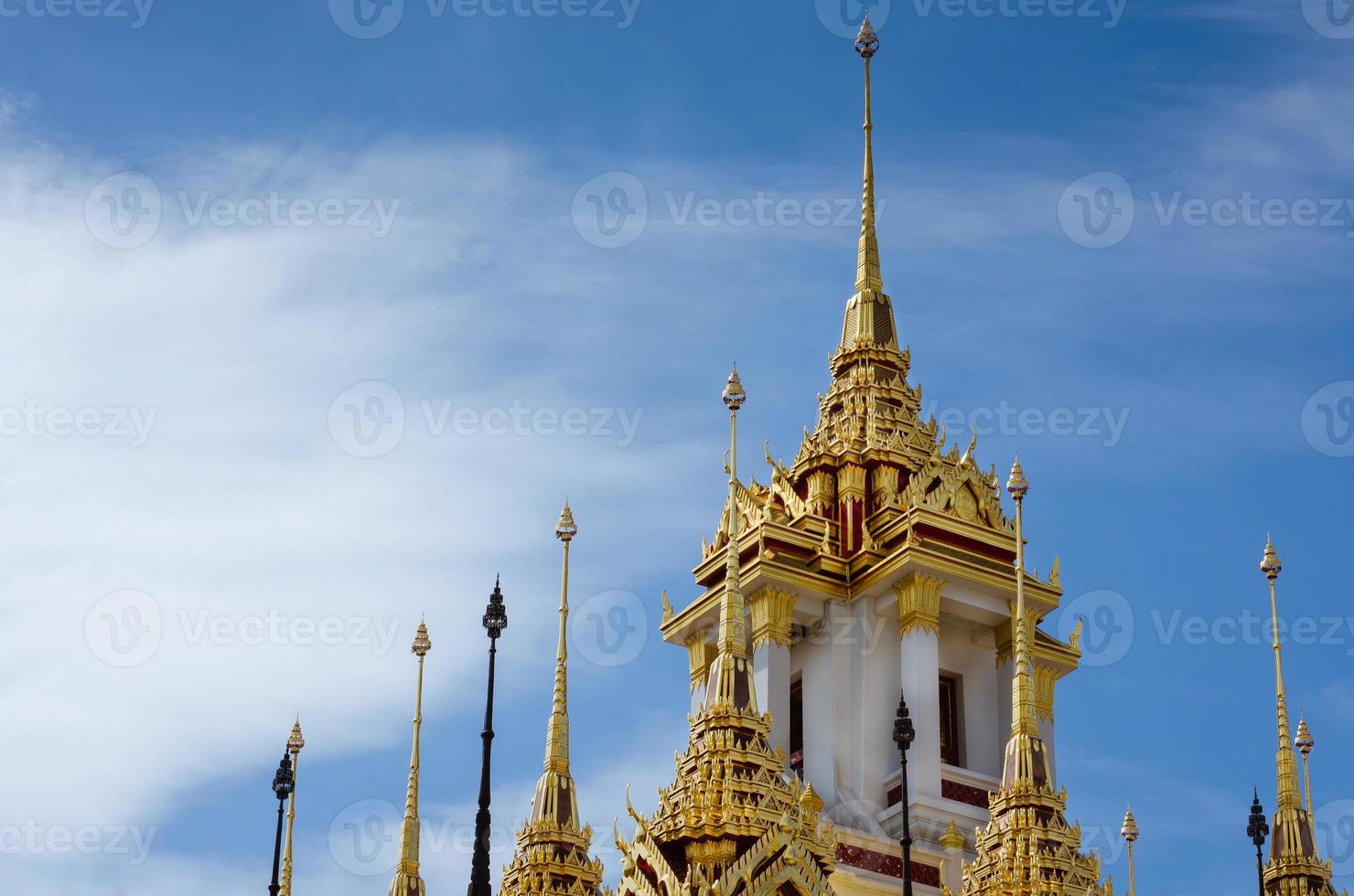 Die Landschaft von Loha Prasat oder Metal Castle ist ein Weltkulturerbe im Wat Ratchanaddaram in Bangkok in Thailand foto