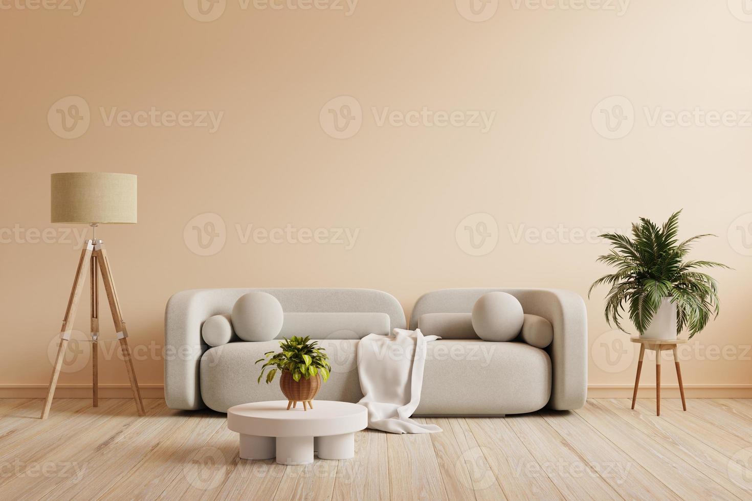 Interieur im Boho-Stil mit grauem Sofa und Dekor an cremefarbener Wand. foto