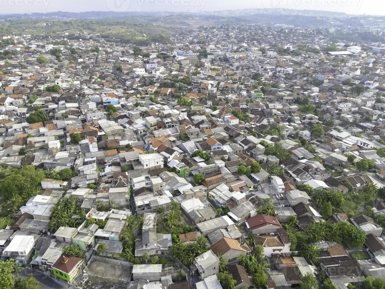 luftaufnahme der ländlichen stadtszene in semarang indonesien. foto