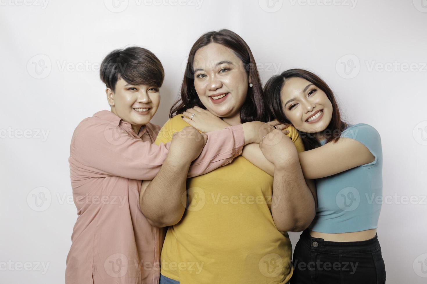 glückliche drei enge freunde, die sich umarmen und eine freundliche geste zeigen foto