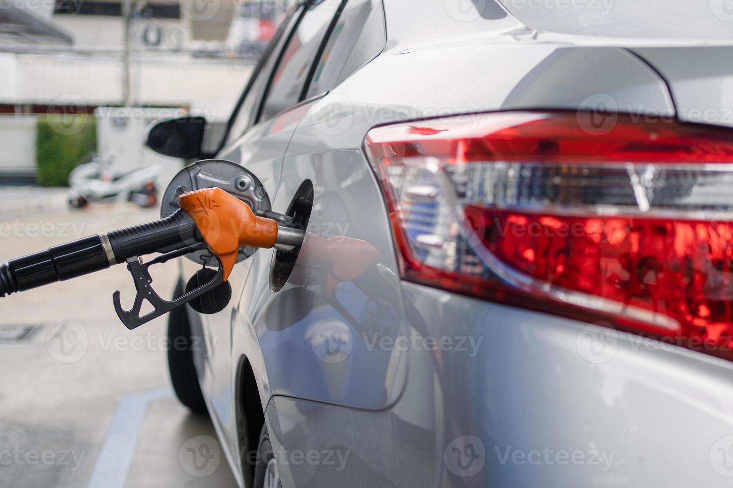 Pumpen von Benzinkraftstoff im Auto an der Tankstelle. Reise- und Transportkonzept. foto