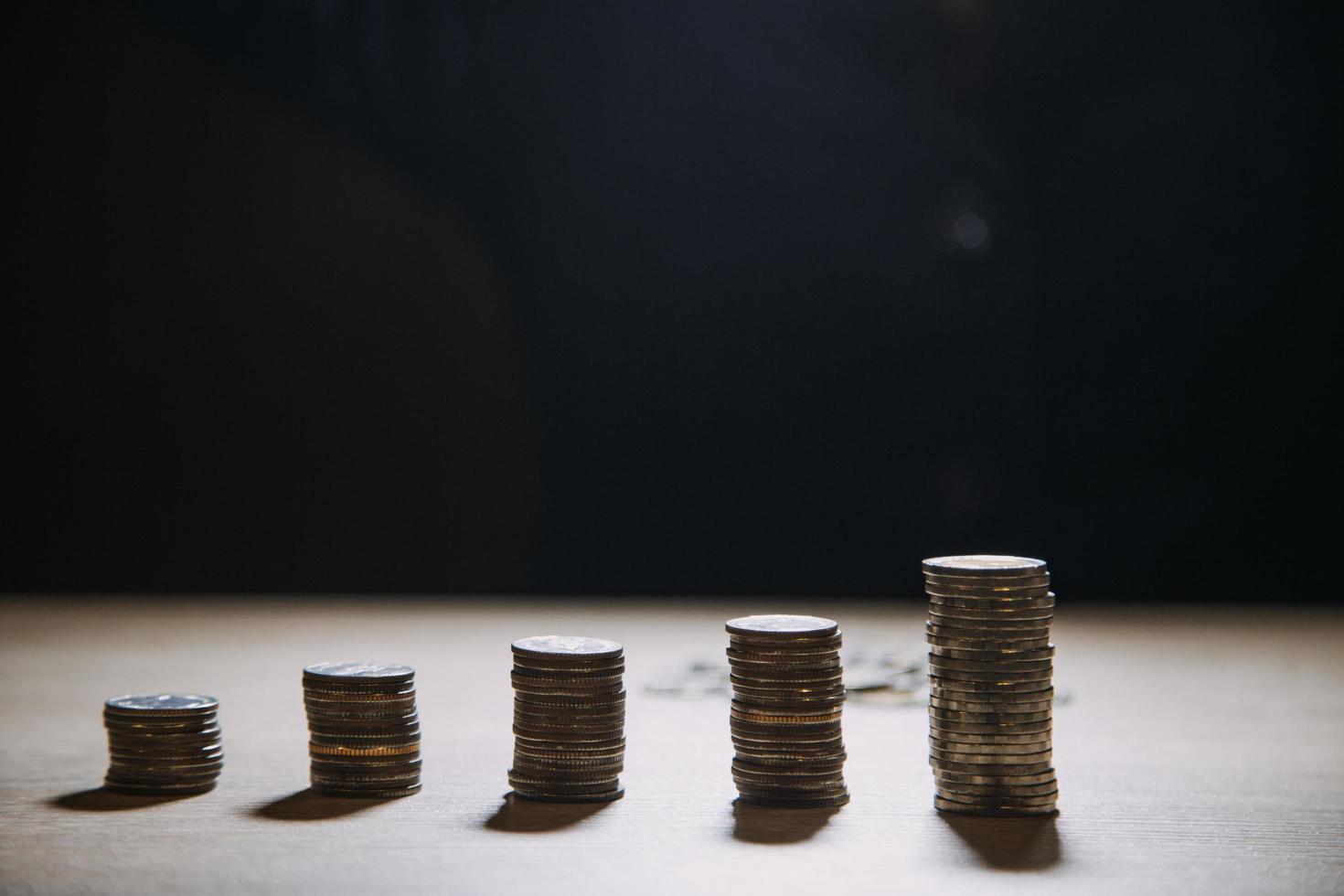 Geschäftsfrau legt Münzen in Glas, um Geld zu sparen. Konzept Finanzen und Rechnungswesen foto