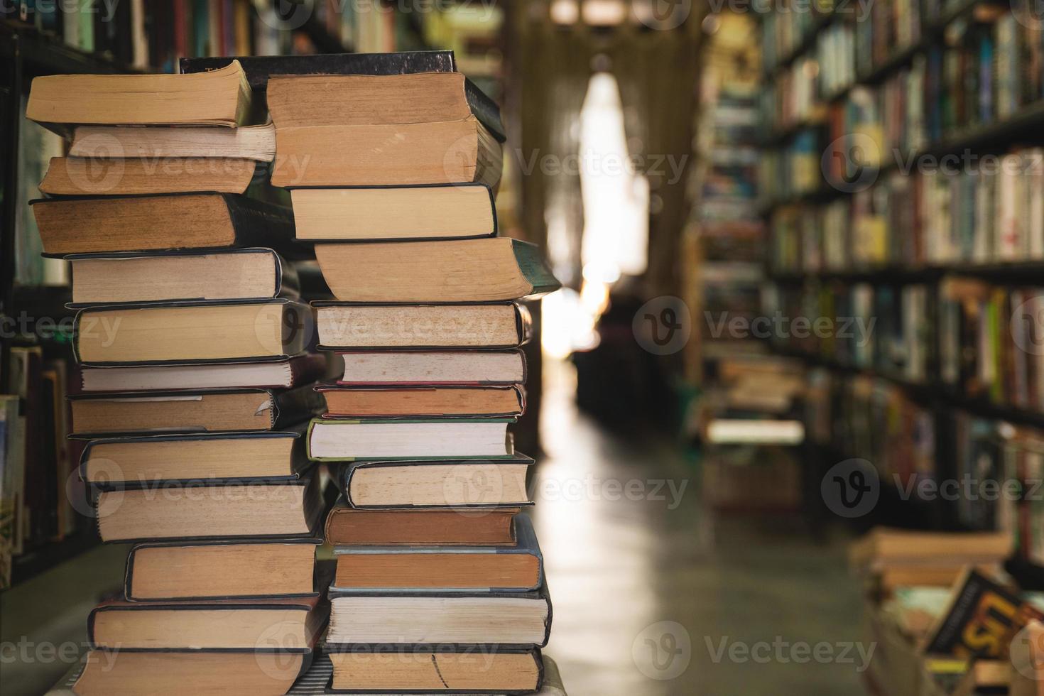 Haufen alter Bücher in der Bibliothek foto