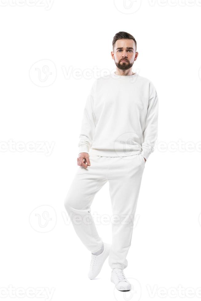 gutaussehender Mann, der leere weiße Kleidung auf weißem Hintergrund trägt foto
