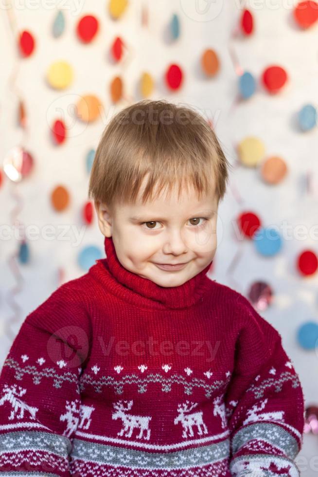 Porträt eines süßen Jungen. die Emotionen der Kinder. weihnachten und neujahr. foto