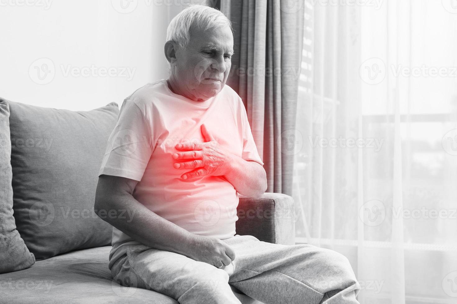 Senioren haben Schmerzen in der Brust. Sodbrennen oder Herzinfarkt. foto