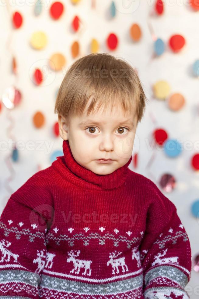 Porträt eines süßen Jungen. die Emotionen der Kinder. weihnachten und neujahr. foto