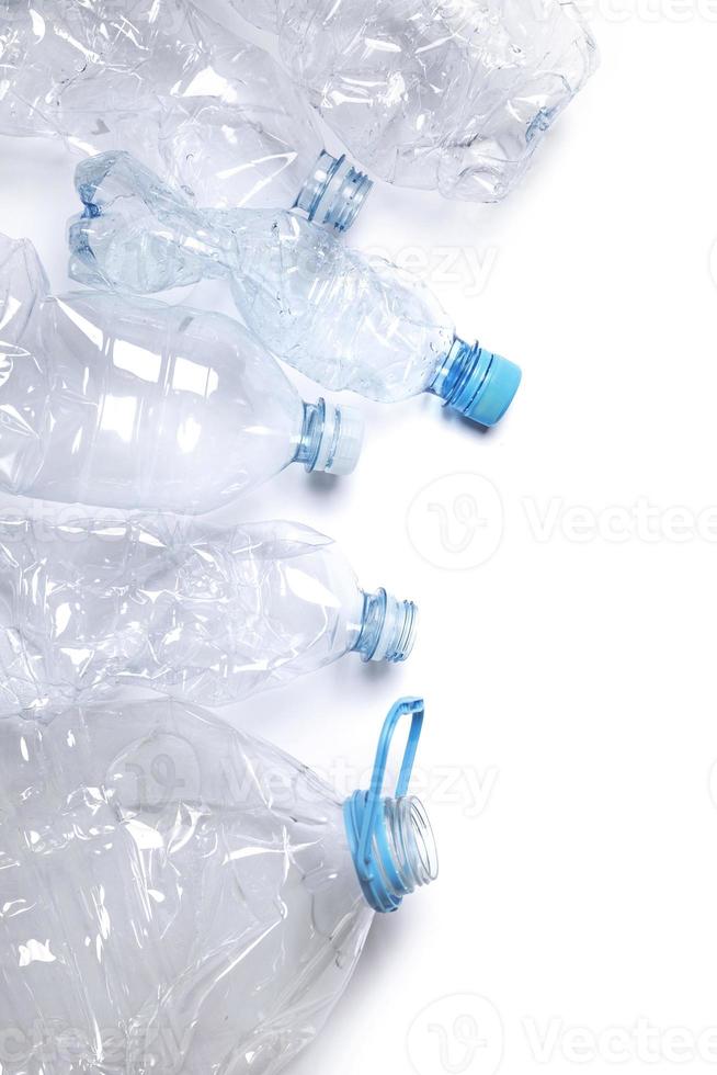 Konzepte von Umweltverschmutzung und Recycling. verschiedene gebrauchte Plastikflaschen foto