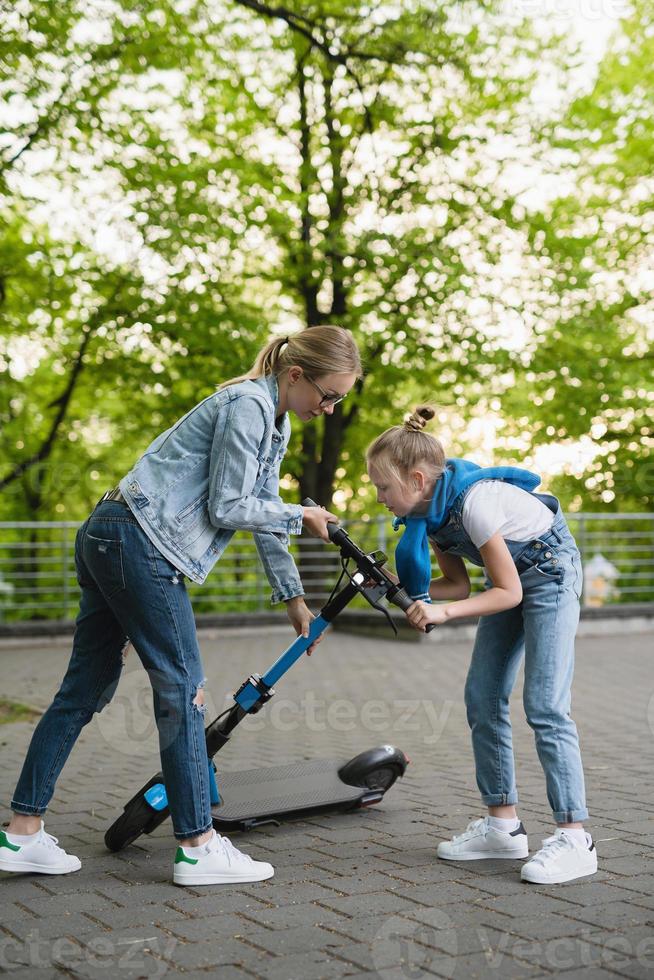 mutter hilft ihrer tochter nach sturzunfall e-scooter foto