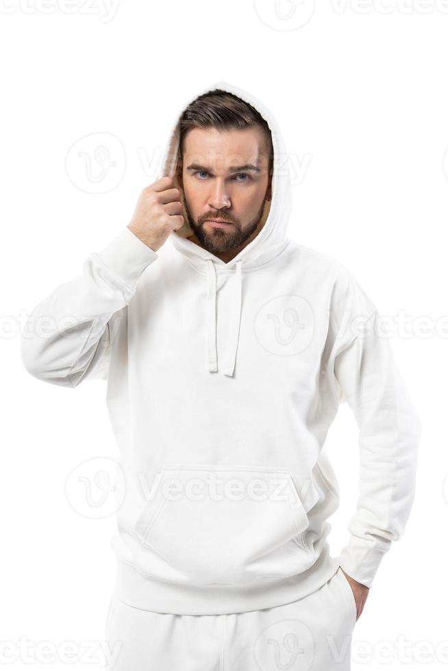gutaussehender Mann mit leerem weißen Hoodie auf weißem Hintergrund foto