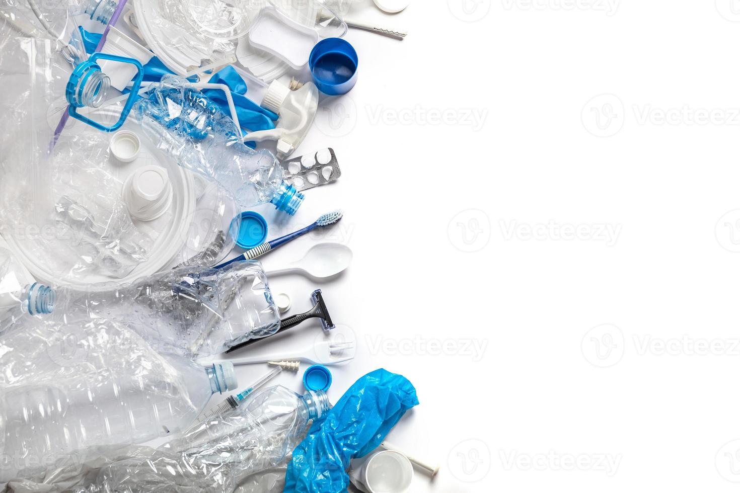 Hintergrund mit einem Haufen verschiedener Plastikabfälle foto