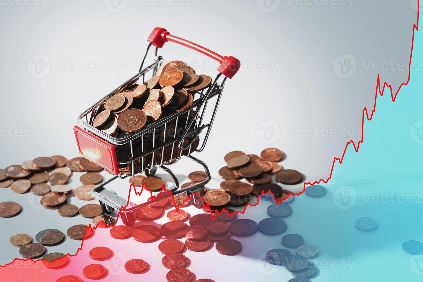 winziger Einkaufswagen gefüllt mit Euro-Münzen und steigendem Sparkline-Diagramm. foto