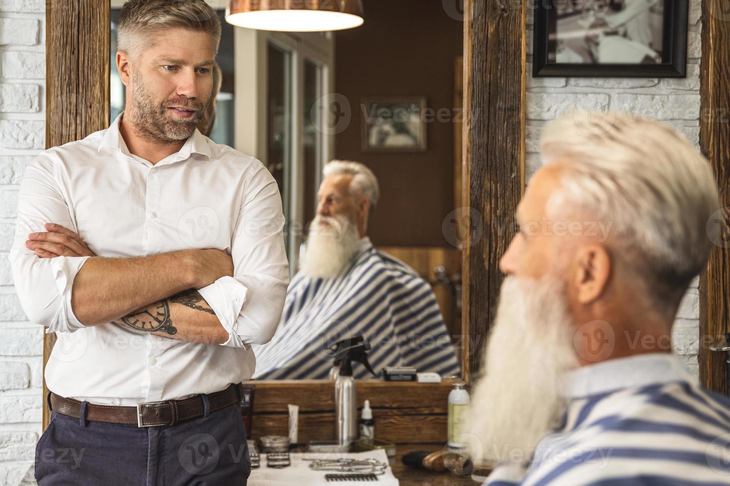 glücklicher friseur und kunde im friseursalon foto