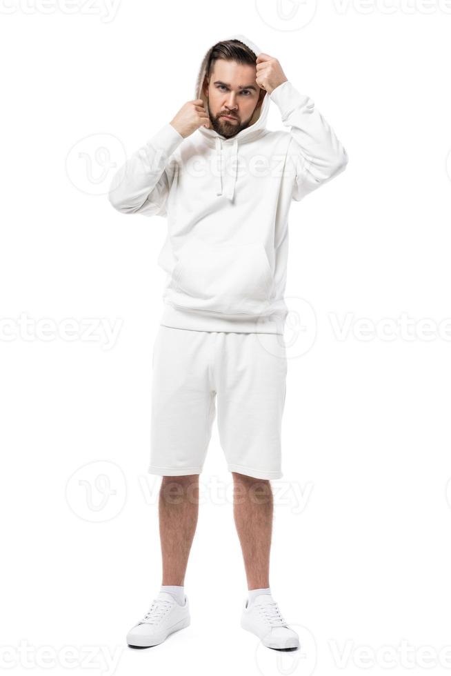 Schöner Mann mit leerem weißen Hoodie und Shorts auf weißem Hintergrund foto