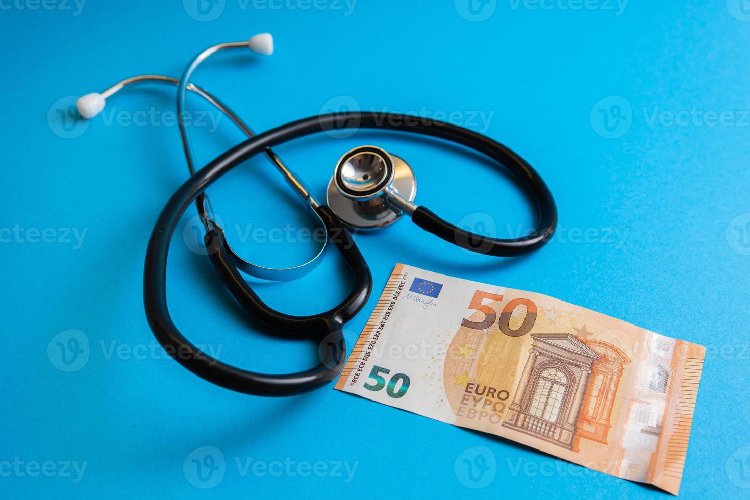 50-Euro-Banknote und Stethoskop auf blauem Hintergrund. foto