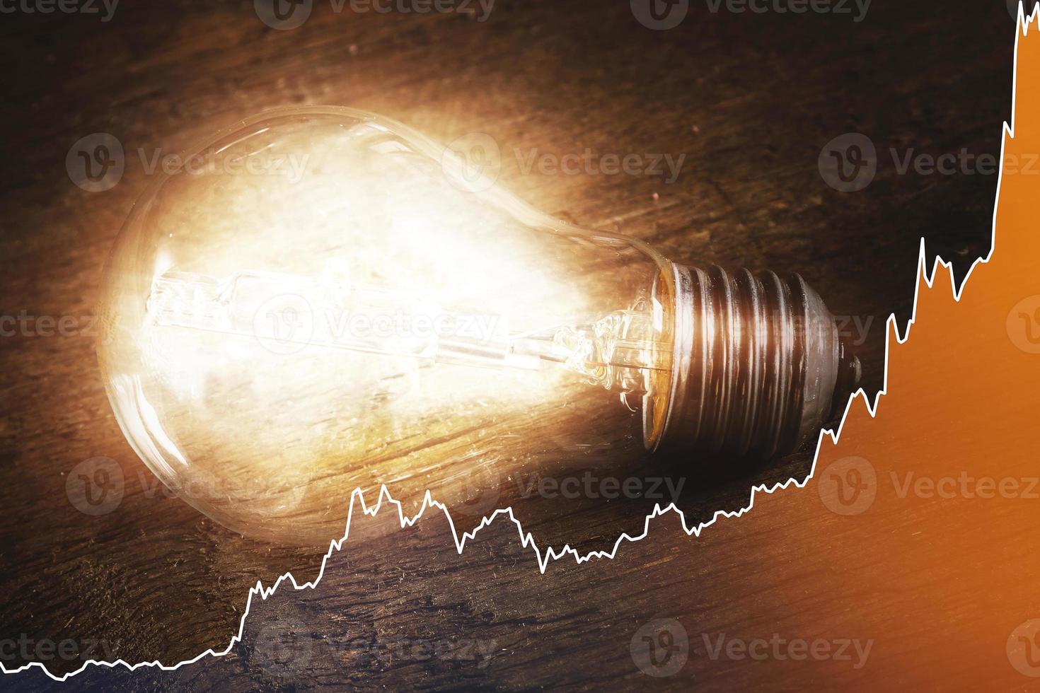 Glühbirne und steigendes Diagramm, das den aktuellen Strompreis während der Energiekrise in der Welt darstellt foto