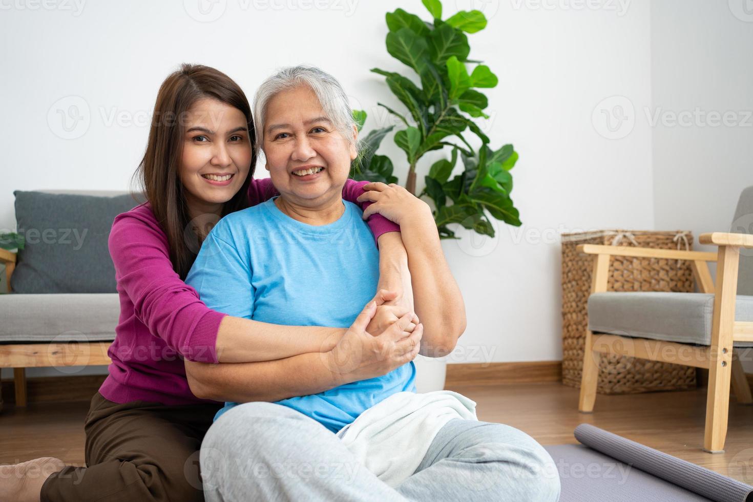 asiatische Pflegekraft oder Krankenschwester, die sich um den Patienten in einem Heim kümmert. Konzept des glücklichen Ruhestands mit Betreuung durch eine Pflegekraft und Spar- und Seniorenkrankenversicherung, eine glückliche Familie foto