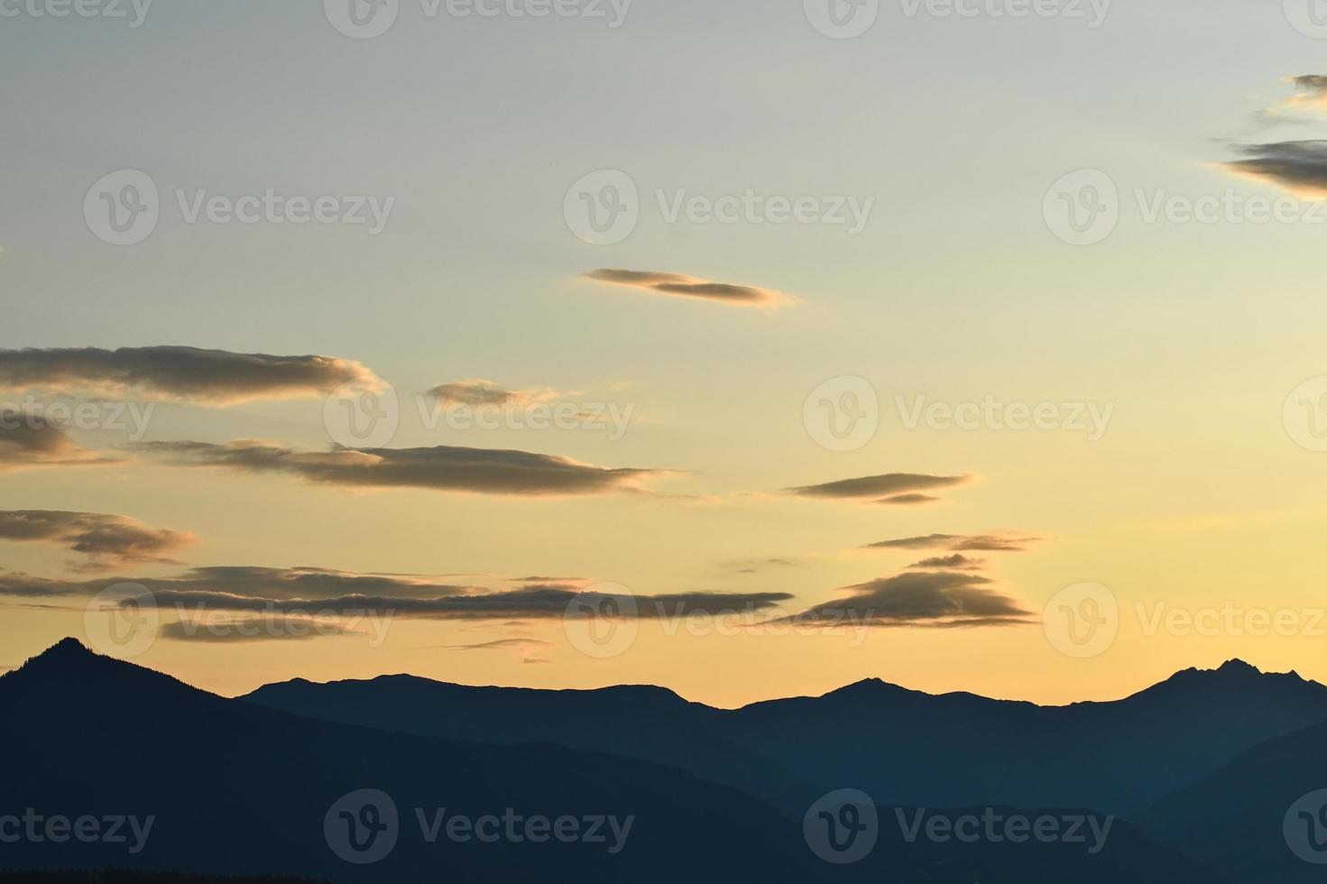 morgendämmerung oder abenddämmerung in den alpen mit der silhouette von bergen und kopierraum foto