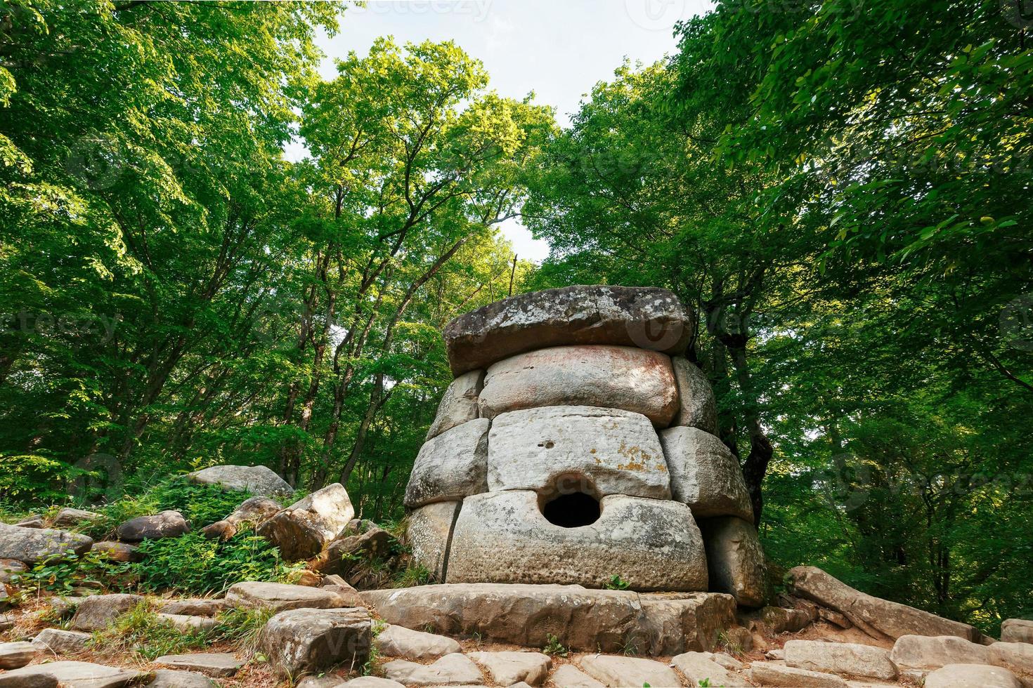 alter runder zusammengesetzter dolmen im tal des flusses jean, denkmal der archäologie megalithstruktur. foto