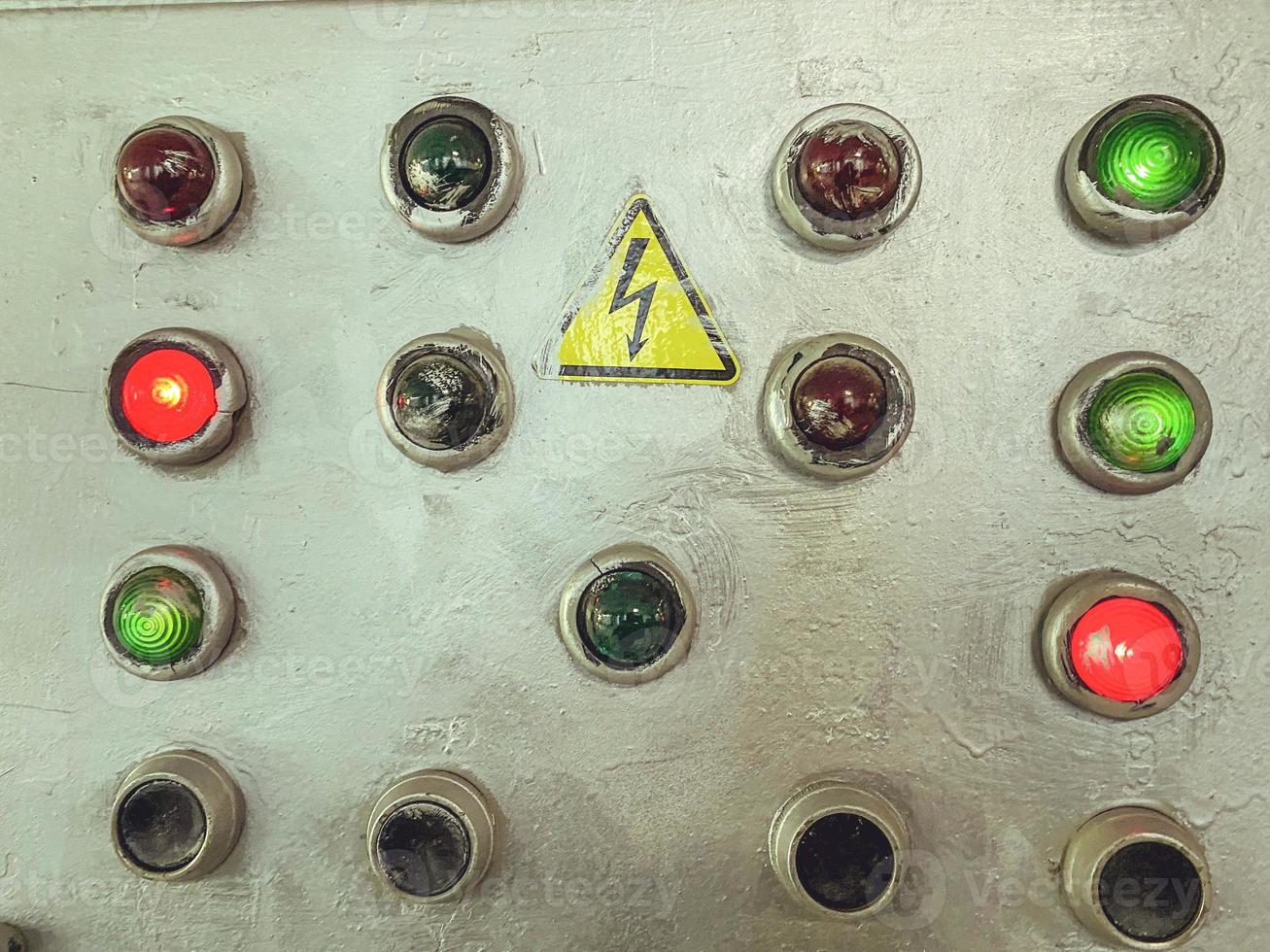 Steuertasten auf der Schalttafel. Die Betriebsanzeigen leuchten rot oder grün, wenn sie eingeschaltet sind. Fernbedienung. Tastenanzeigen auf grau lackiertem Material foto