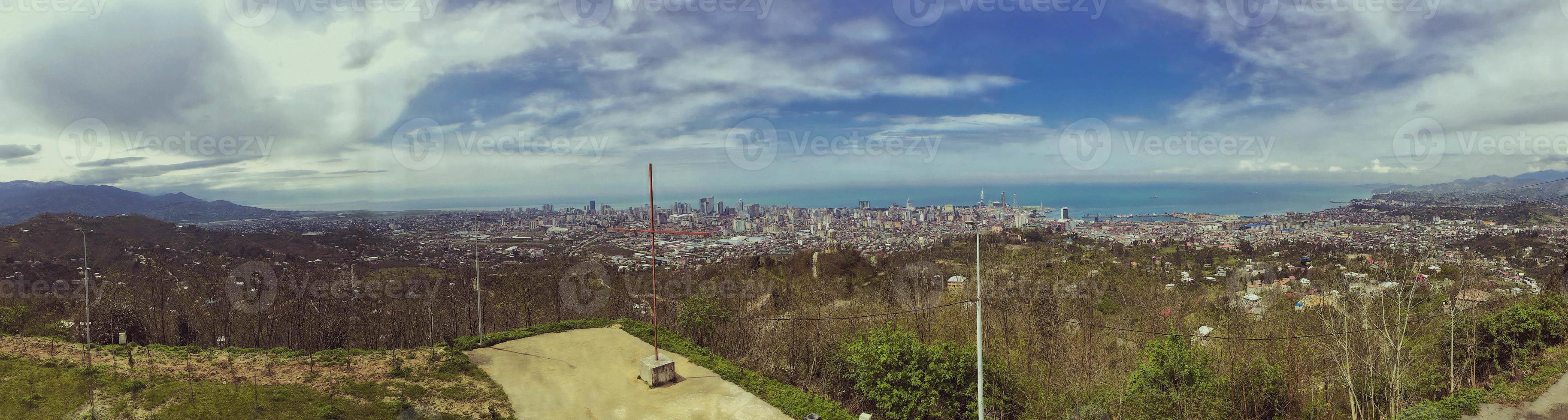 großes Panorama mit Blick aus der Höhe auf eine schöne Touristenstadt mit Gebäuden und Häusern, Bäumen und Pflanzen, Natur vor blauem Himmel. europäische alte architektur foto