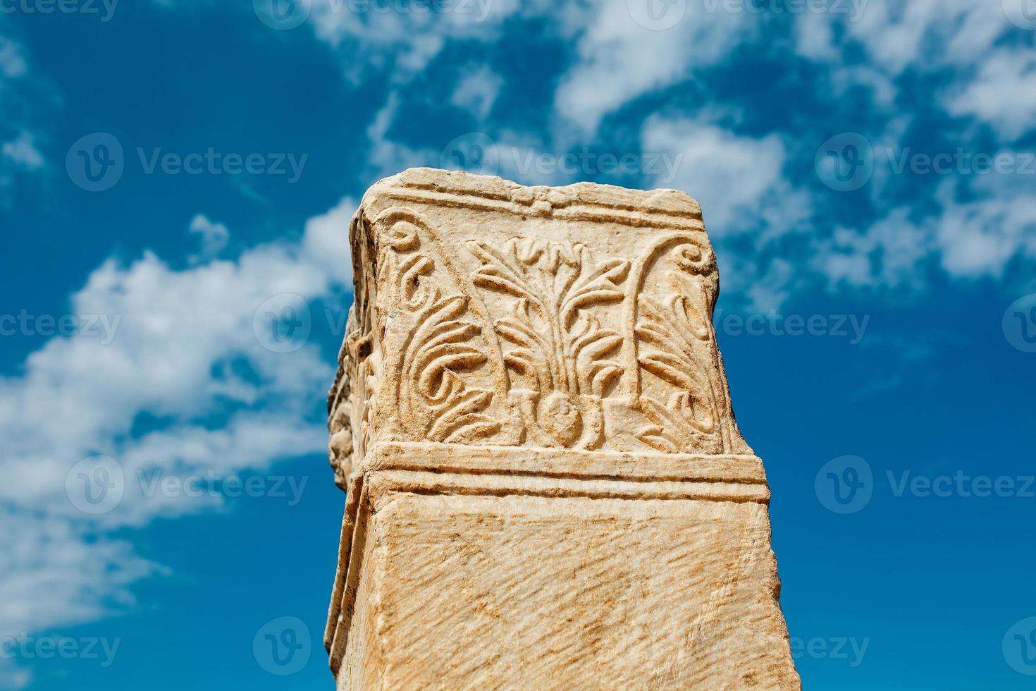 die ruinen und ruinen der antiken stadt ephesus gegen den blauen himmel an einem sonnigen tag. foto