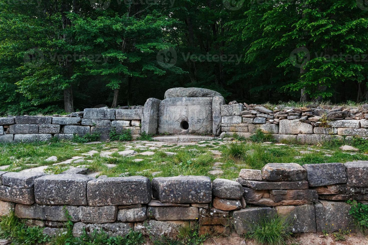 alter gekachelter dolmen im tal des flusses jean. Denkmal der Megalithstruktur der Archäologie foto