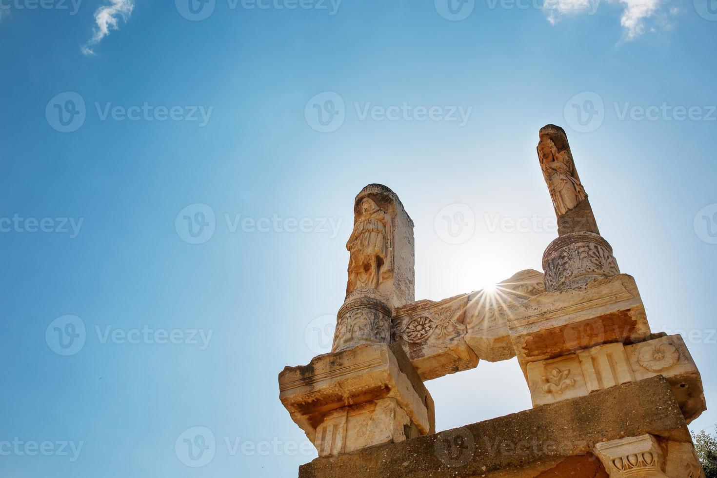 die ruinen und ruinen der antiken stadt ephesus gegen den blauen himmel an einem sonnigen tag. foto