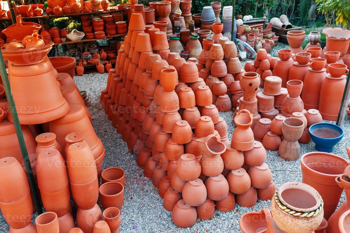 handgefertigtes Keramikgeschirr aus Ton in brauner Terrakotta-Farbe foto